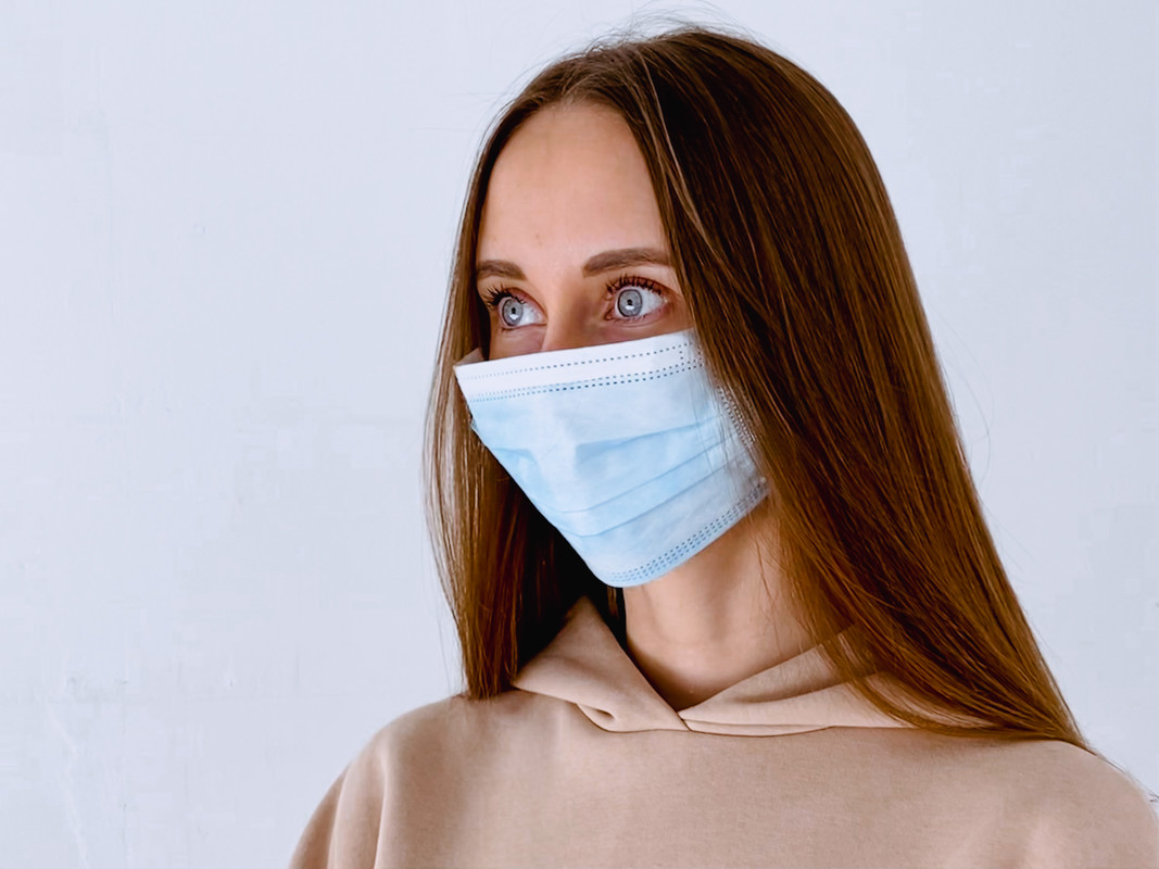 Наденьте защитную маску на лицо