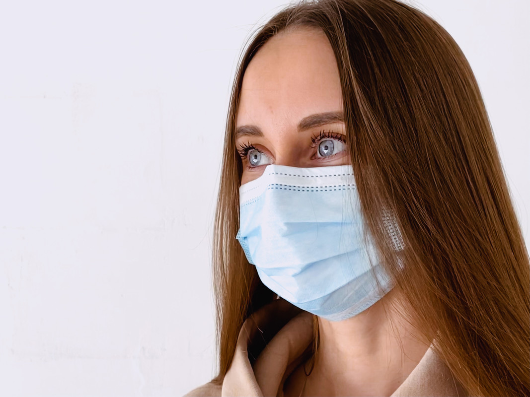 Закрепите маску с помощью фиксатора