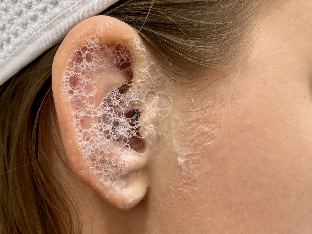 намыльте внешнюю часть уха