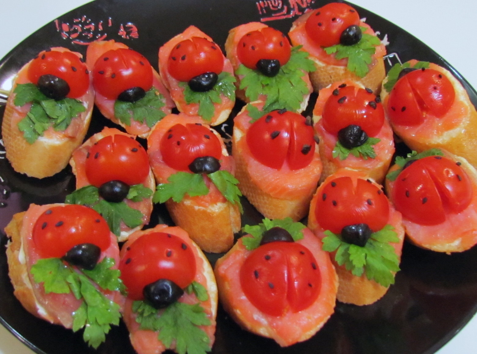 Бутерброды для детей с красоной рыбой